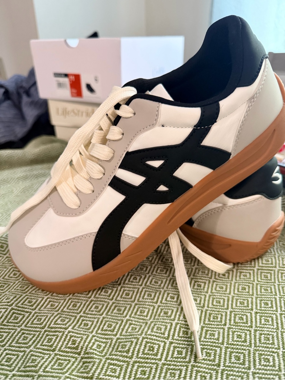 Hobibear. White & Black Sneakers